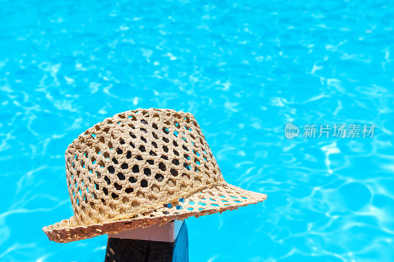 太阳帽和游泳池