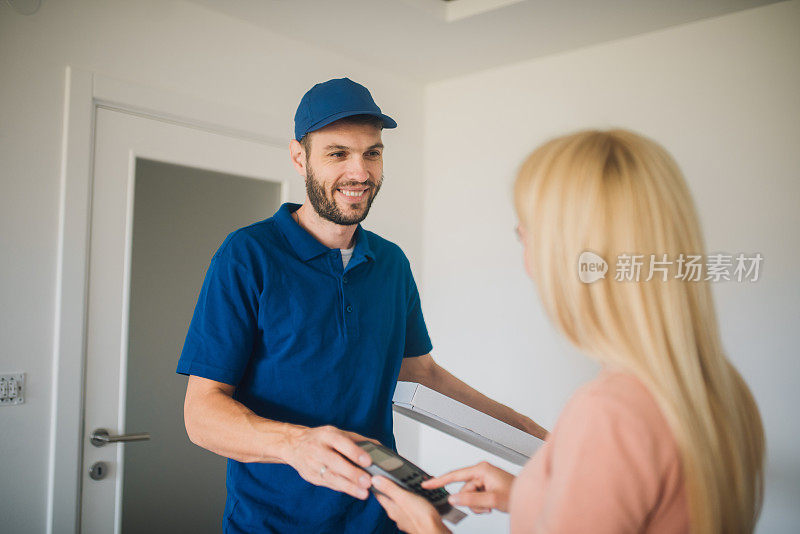 用信用卡支付快递的女人