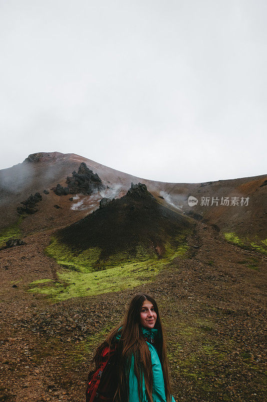 女子背包徒步旅行在地热地区的冰岛高地