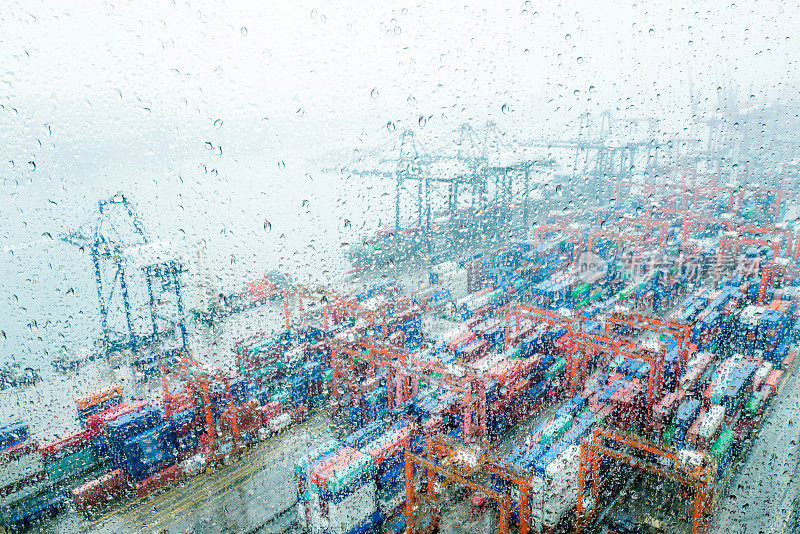 港口集装箱船在雨天