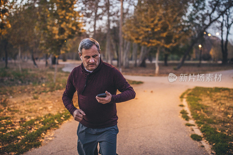 老人通过跑步和使用手机来放松自己