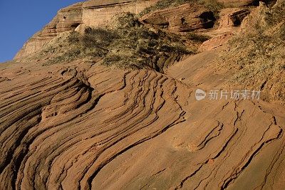 壮观如波涛般的丹霞地貌