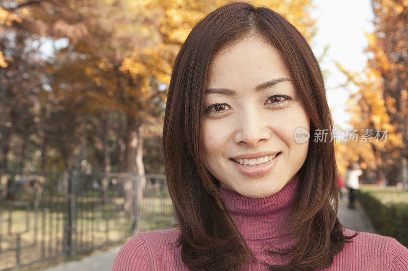 公园里微笑的中国女子画像