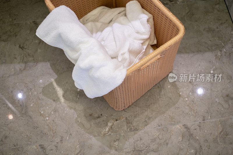 用过的毛巾和浴袍放在洗衣篮里