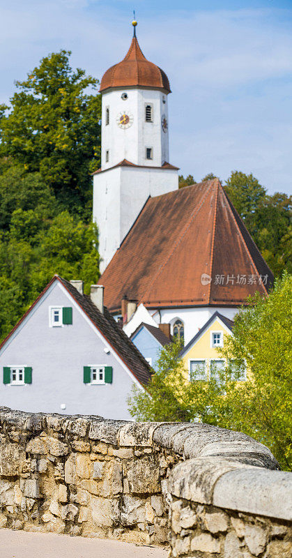 德国巴伐利亚州Donau-Ries区哈堡教堂(斯瓦比亚)的村庄房屋