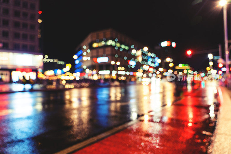 夜晚的城市场景。模糊的背景