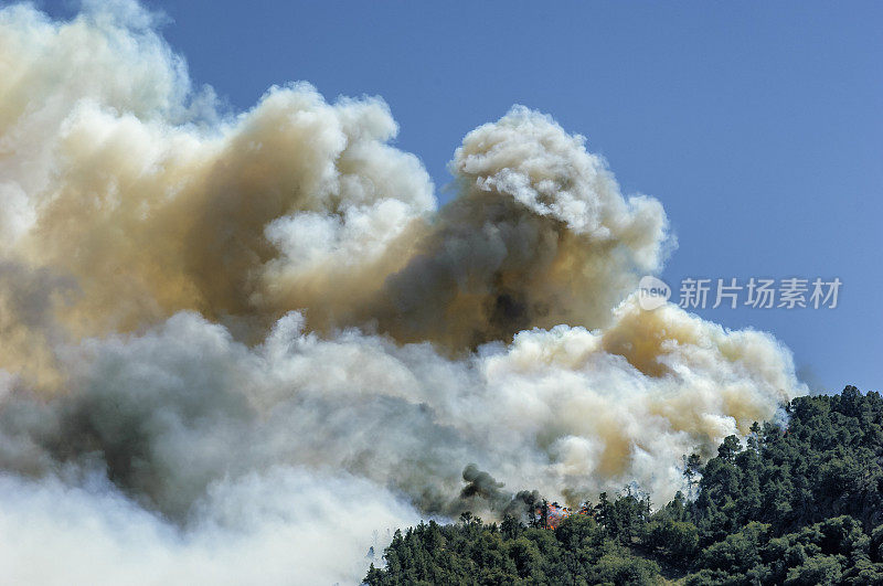 消防员与野火搏斗