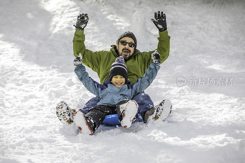 父子雪橇冬季仙境