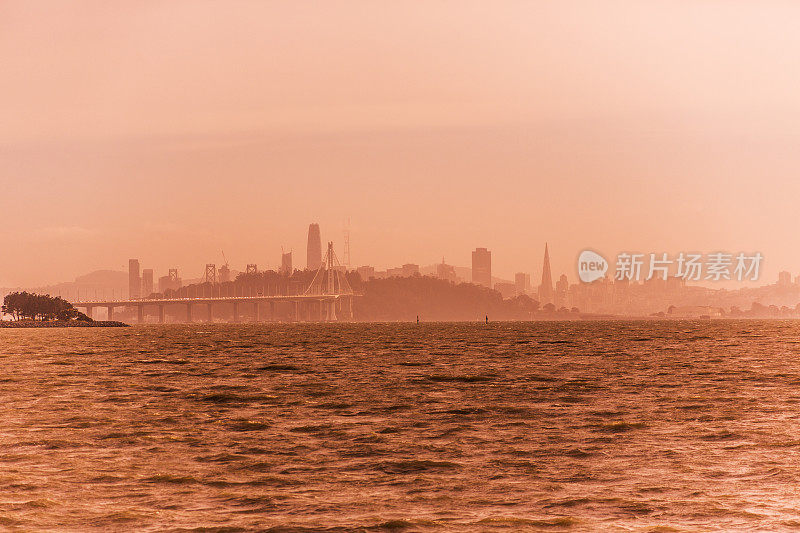 奥克兰弗里蒙特湾大桥和城市景观在旧金山加利福尼亚美国