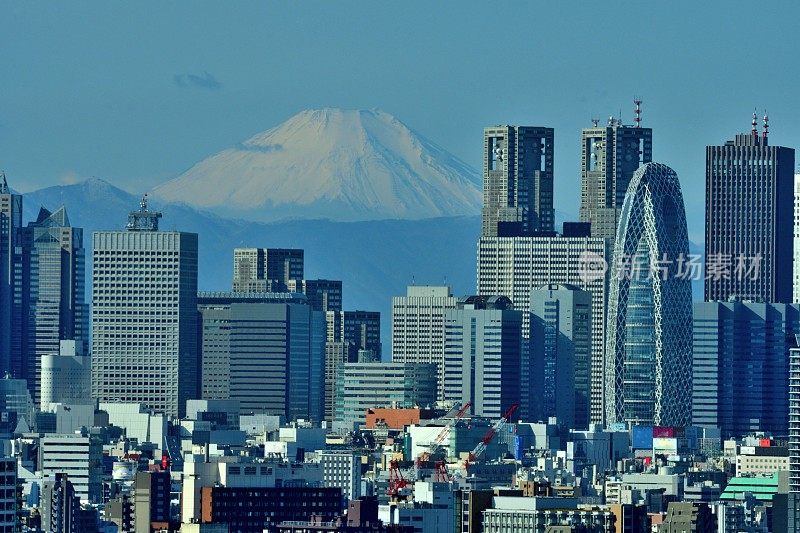 富士山和东京的天际线:白天和黑夜