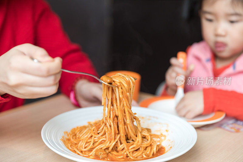 母女俩在餐厅吃意大利面