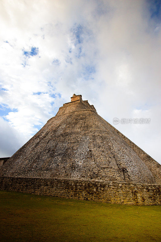 尤克斯马尔，尤卡坦，墨西哥:黄昏魔术师的金字塔