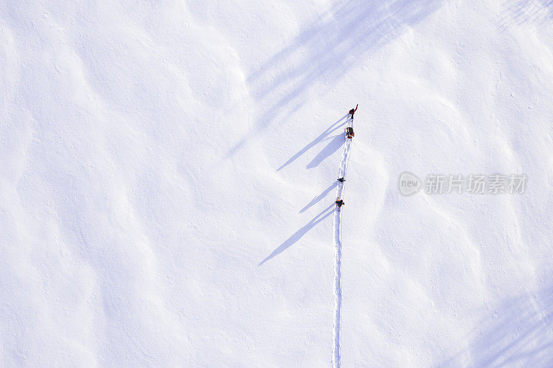 鸟瞰图家庭雪鞋户外在冬天暴风雪后