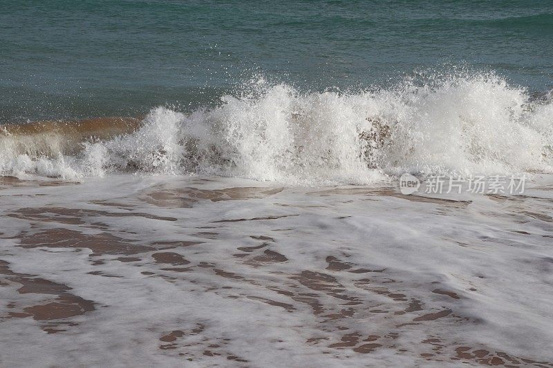 白色泡沫的海浪