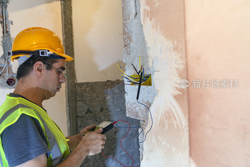 电工技术员正在修理家庭内部的供电问题