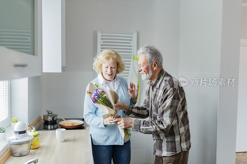 一位老人正在给他的妻子送花