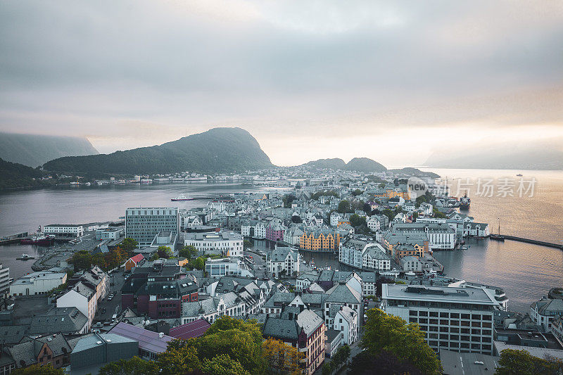 来自Fjellstua观点的Alesund