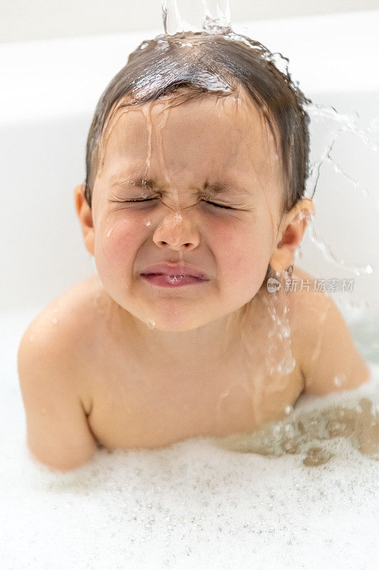 三年来在浴缸里很沮丧的小男孩