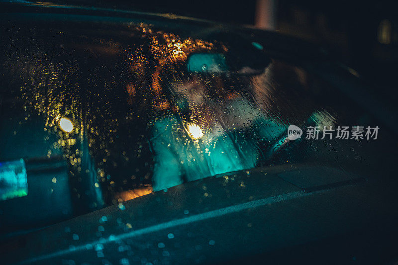 一个人在晚上下雨的时候开车