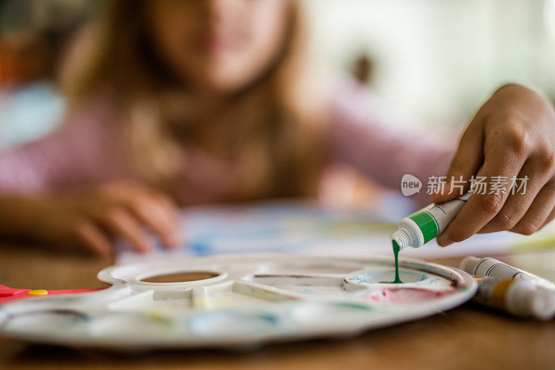 小女孩混合水彩画的特写。