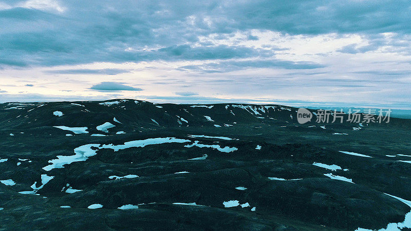 火山景观。白雪覆盖着山脉和熔岩场。鸟瞰图