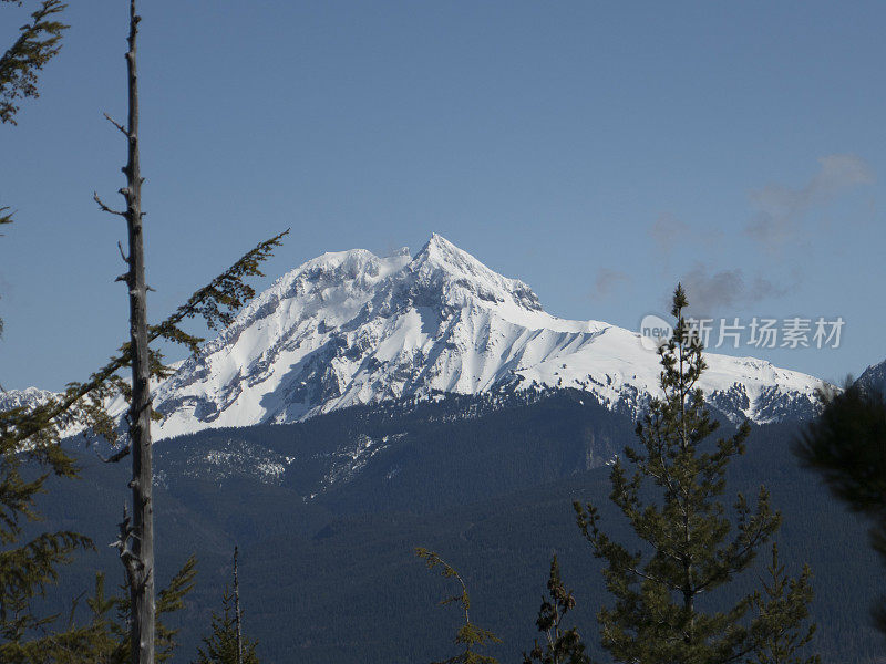 雪披斗篷的山