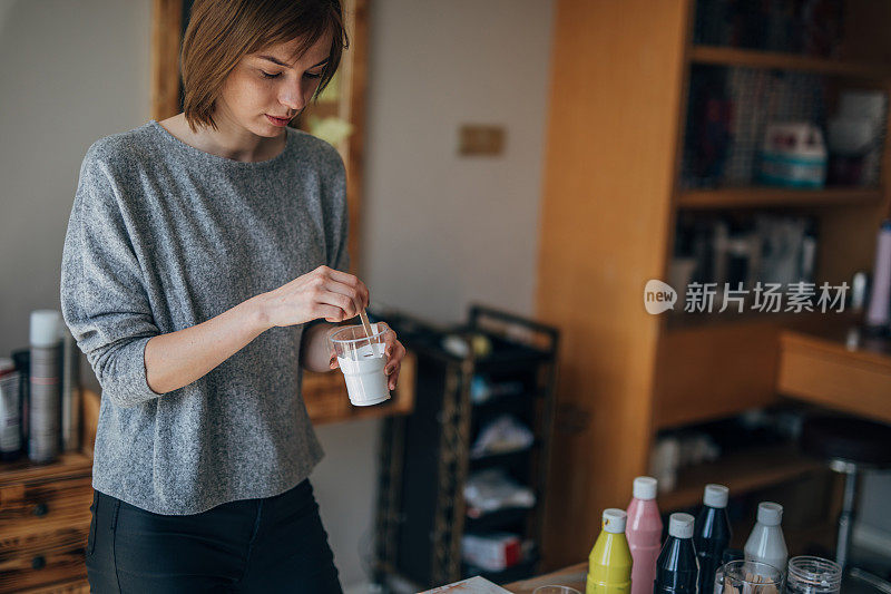 美术课上的年轻女子