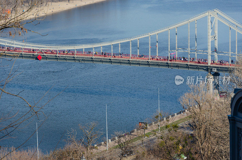 横跨乌克兰基辅第聂伯罗河的步行桥。春天