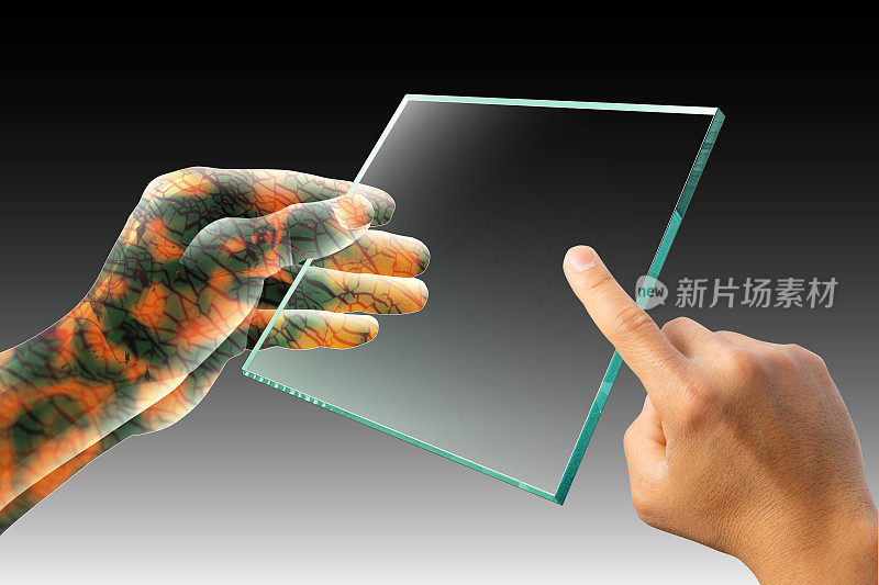 电子人的手拿着一个透明的平板电脑，一只手拿着一个玻璃杯。人的手指着屏幕。
