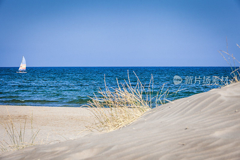 帆船驶出大海