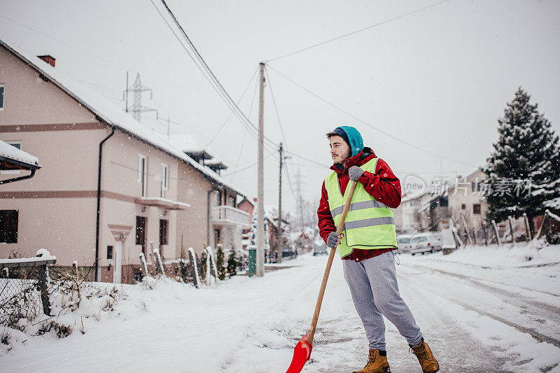 拿着雪铲的男人