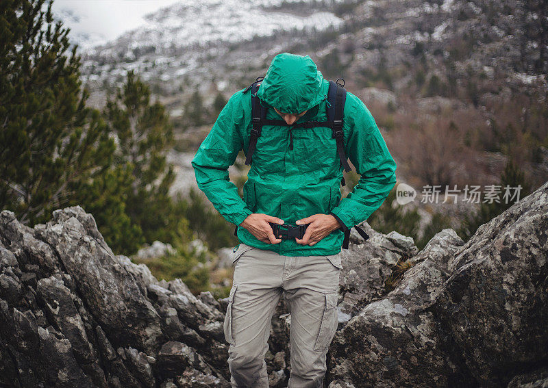 登山者正在安装他的装备