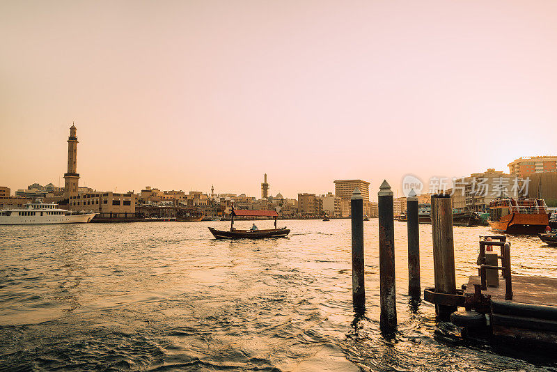 迪拜河的天际线与传统的船只和码头