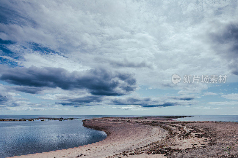 美丽的Rivière-au-Tonnerre，英文雷河，位于魁北克省北部海岸的圣劳伦斯湾。