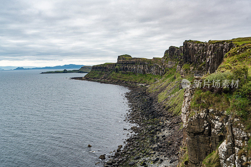 风景悬崖基尔特岩石附近的Trotternish半岛，斯凯岛，苏格兰，英国