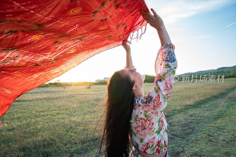 美丽的年轻女孩户外股票照片