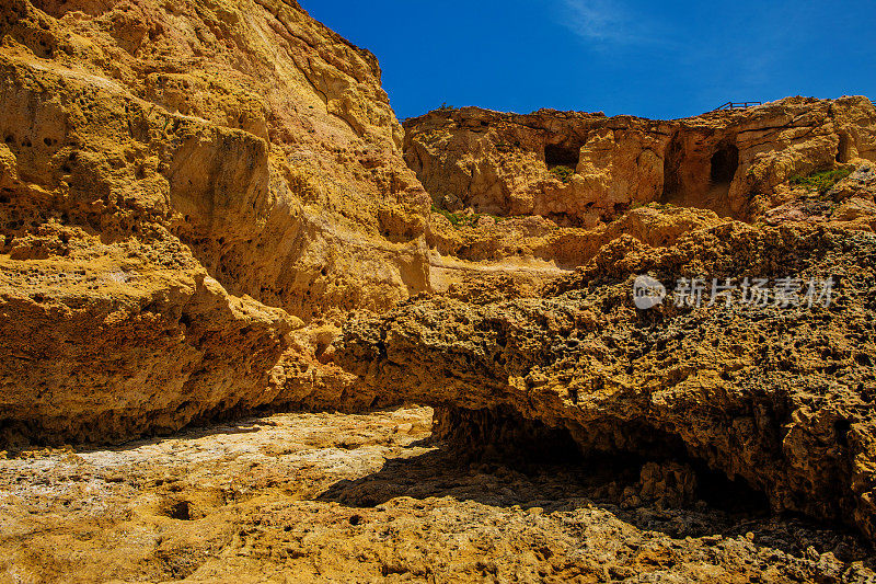 海滩和岩石在葡萄牙阿尔沃在夏末太阳的海景图像