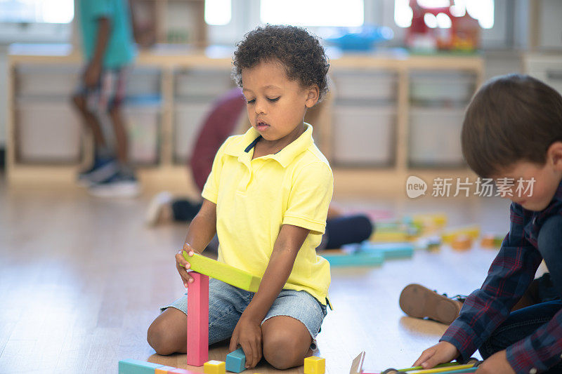 年轻的非洲男孩建筑与积木库存照片