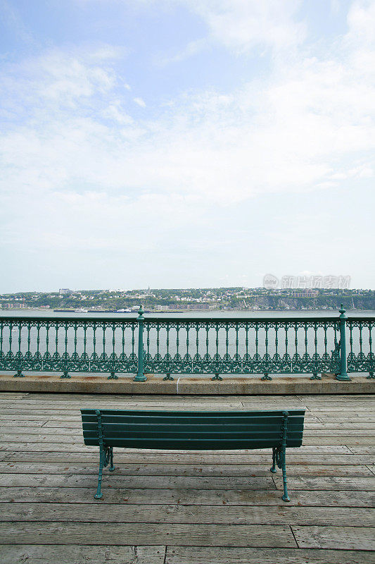 魁北克市木板路上的长凳。