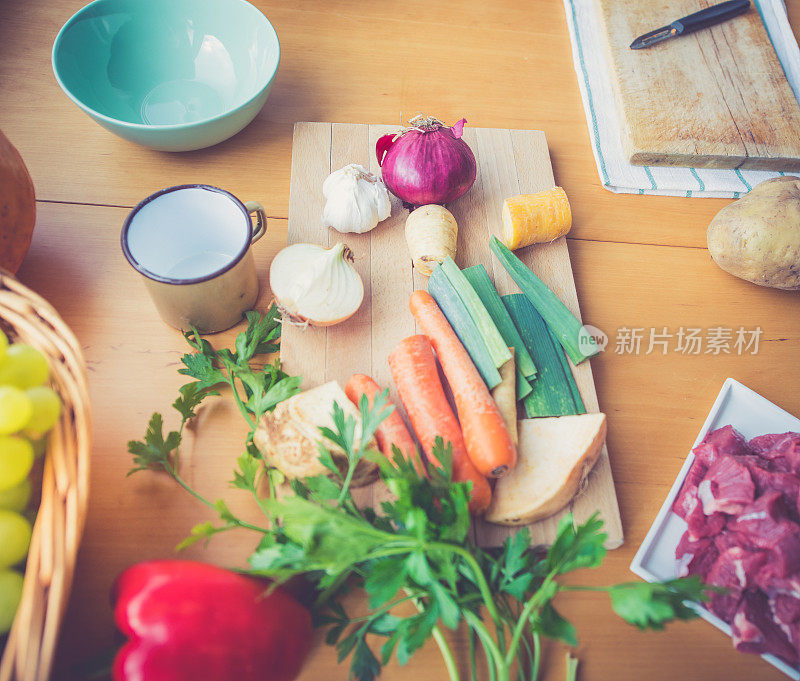 蔬菜红肉汤准备俯视图