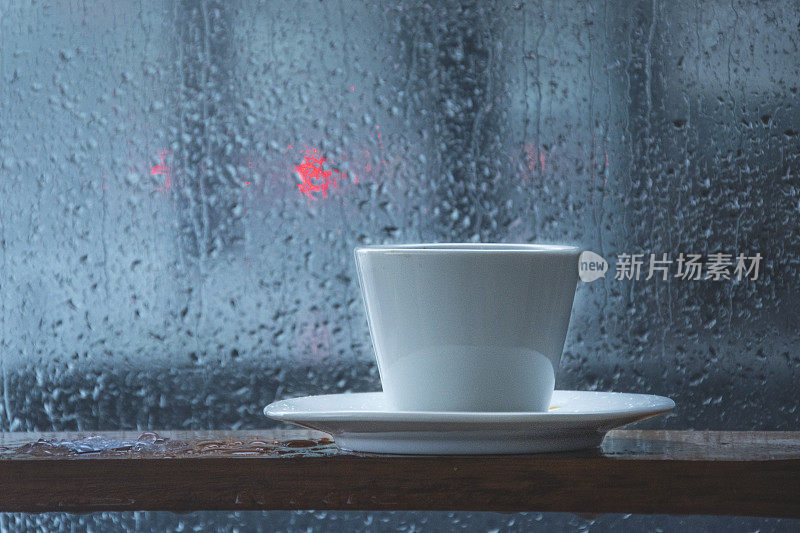 下雨天喝咖啡