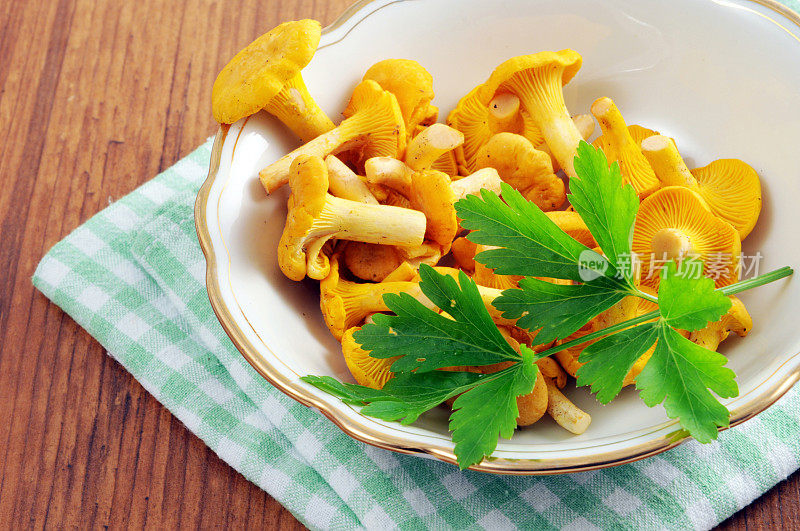 金鸡油菇与欧芹香草