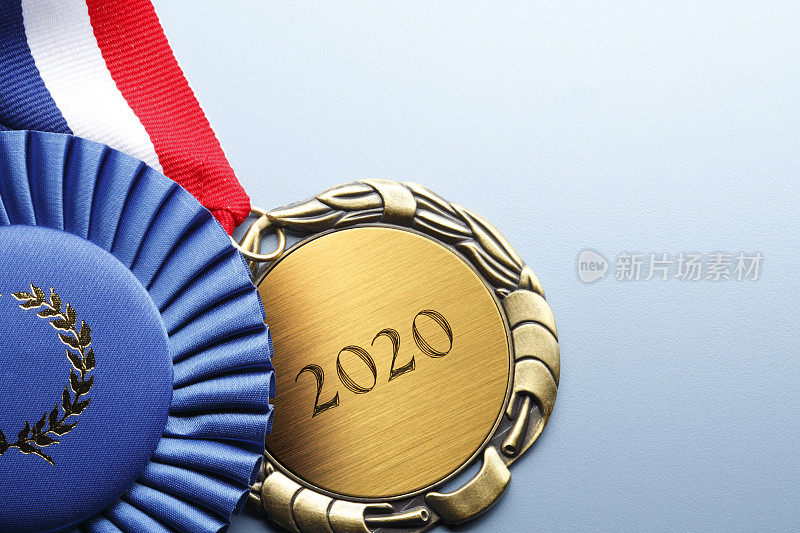 近距离的勋章刻有“2020”在一个蓝色的背景