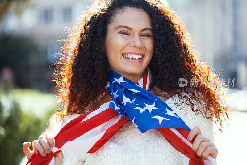 一个举着美国国旗的年轻女人的肖像