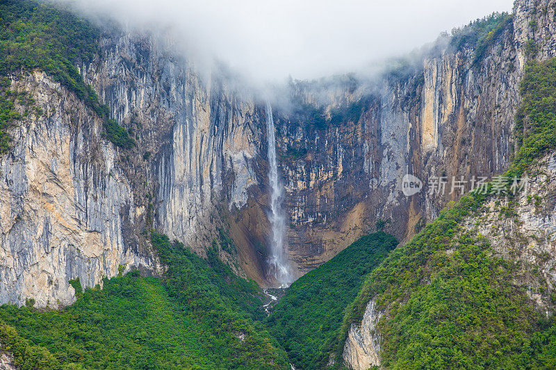 瀑布在山