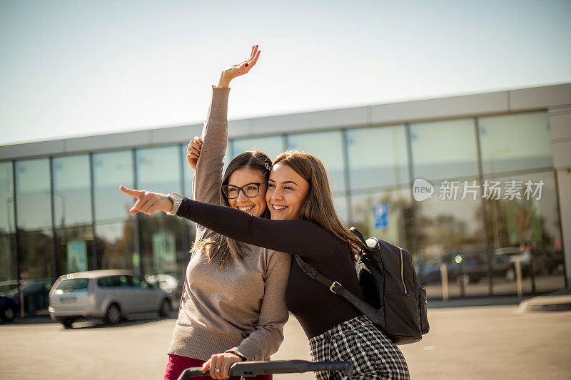 超市前的女人