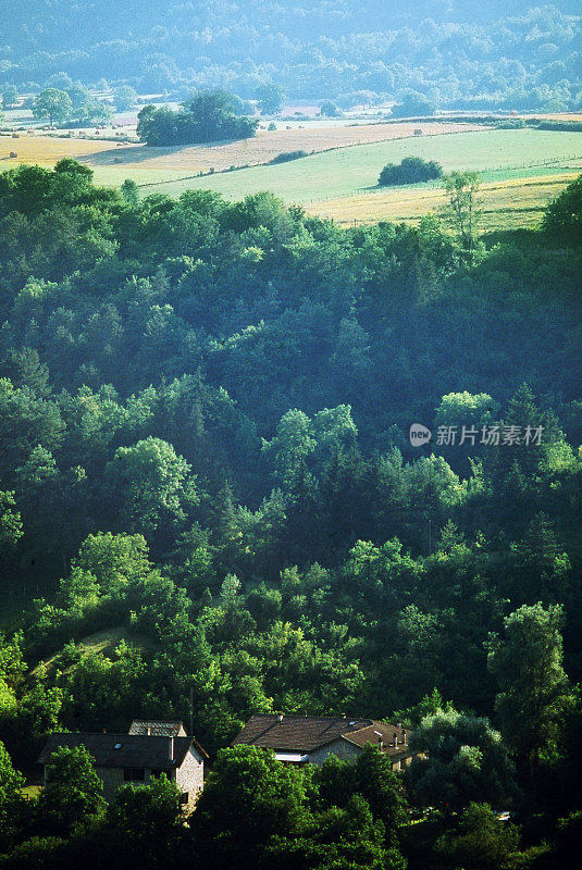 汝拉是法国东部Bourgogne-Franche-Comté的一个部门，以汝拉山脉命名