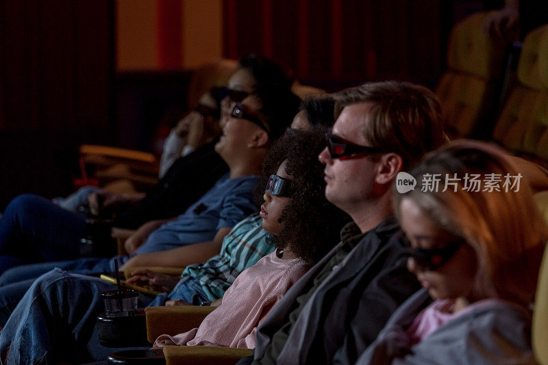 人们在电影院快乐地看电影