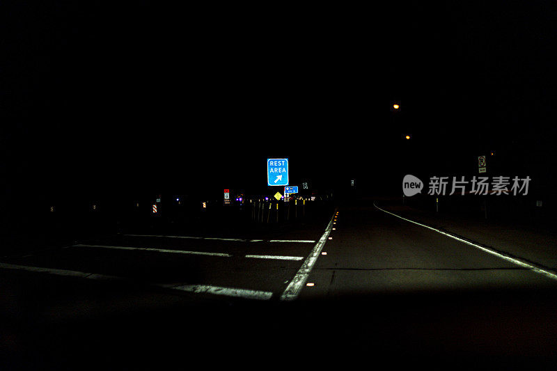 高速公路出口匝道休息区夜间箭头标志