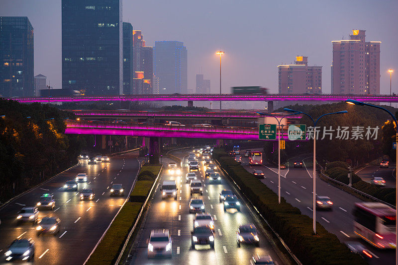 黄昏时分多车道高速公路上繁忙的交通